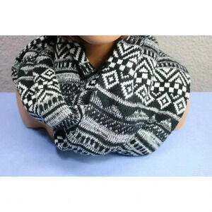 Black & White Knit Infinity Scarf-No Tags-Nice and Thick